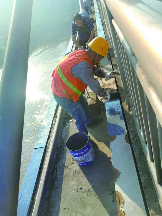 涪陵4座大橋橋架除銹上漆完工，城市基礎設施煥新顏